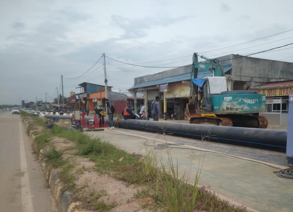 Pengerjaan pemasangan pipa distribusi air di salah satu daerah di Kota Batam, Senin (2/12/2024) Matapedia6.com/ Luci