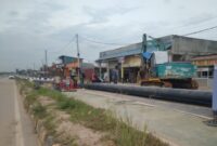 Pengerjaan pemasangan pipa distribusi air di salah satu daerah di Kota Batam, Senin (2/12/2024) Matapedia6.com/ Luci