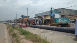 Pengerjaan pemasangan pipa distribusi air di salah satu daerah di Kota Batam, Senin (2/12/2024) Matapedia6.com/ Luci