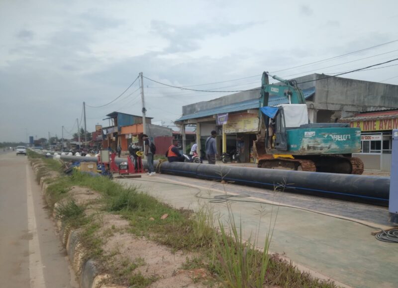 Pengerjaan pemasangan pipa distribusi air di salah satu daerah di Kota Batam, Senin (2/12/2024) Matapedia6.com/ Luci