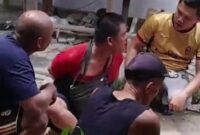 Terduga pelaku penculikan anak saat diamankan warga perumahan Grya KPN Batam Kota, Kota Batam Provinsi Kepri, Selasa (3/12/2024). Matapedia6.com/ Istimewa