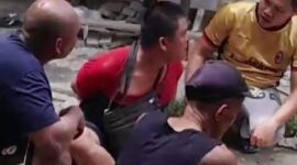 Terduga pelaku penculikan anak saat diamankan warga perumahan Grya KPN Batam Kota, Kota Batam Provinsi Kepri, Selasa (3/12/2024). Matapedia6.com/ Istimewa