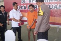 Dirkrimsus Polda Kepri, Kombes Pol Putu Yudha Prawira, bersama Kabid Humas Polda Kepri Kombes Pol Zahwani Pandra Arsyad berbincang dengan Pelaku, sebelum Konferensi Pers, Selasa (3/12/2024). Matapedia6.com/ Luci