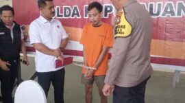 Dirkrimsus Polda Kepri, Kombes Pol Putu Yudha Prawira, bersama Kabid Humas Polda Kepri Kombes Pol Zahwani Pandra Arsyad berbincang dengan Pelaku, sebelum Konferensi Pers, Selasa (3/12/2024). Matapedia6.com/ Luci