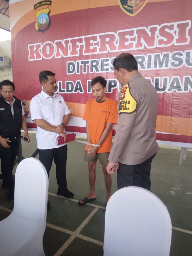 Dirkrimsus Polda Kepri, Kombes Pol Putu Yudha Prawira, bersama Kabid Humas Polda Kepri Kombes Pol Zahwani Pandra Arsyad berbincang dengan Pelaku, sebelum Konferensi Pers, Selasa (3/12/2024). Matapedia6.com/ Luci