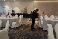 Petugas gegana Sat Brimob Polda Kepri, lakukan pengecekan kondisi ruangan sebelum dilaksanakan Rapat Pleno Rekapitulasi penghitungan suara tingkat Kota Batam, Rabu (4/12/2024). Matapedia6.com/ Dok Humas Polresta