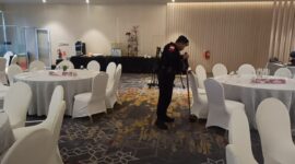 Petugas gegana Sat Brimob Polda Kepri, lakukan pengecekan kondisi ruangan sebelum dilaksanakan Rapat Pleno Rekapitulasi penghitungan suara tingkat Kota Batam, Rabu (4/12/2024). Matapedia6.com/ Dok Humas Polresta
