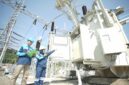 Petugas PLN Batam tengah menjaga pasokan listrik. Foto:Humas PLN