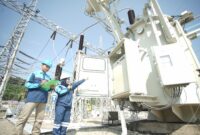 Petugas PLN Batam tengah menjaga pasokan listrik. Foto:Humas PLN