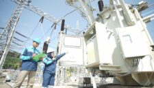 Petugas PLN Batam tengah menjaga pasokan listrik. Foto:Humas PLN