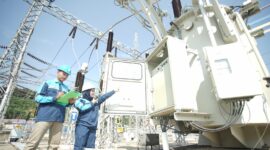 Petugas PLN Batam tengah menjaga pasokan listrik. Foto:Humas PLN