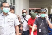 Pemilik rumah sekaligus yang menjemput sabu seberat 40 kilogram di Pantai Nemo Teluk Mata Ikan, saat digiring petugas di rumahnya di Jalan Cemara Mas nomor 10 Suka Jadi Kota Batam, Kamis (5/12/2024). Matapedia6.com/ Luci