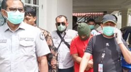 Pemilik rumah sekaligus yang menjemput sabu seberat 40 kilogram di Pantai Nemo Teluk Mata Ikan, saat digiring petugas di rumahnya di Jalan Cemara Mas nomor 10 Suka Jadi Kota Batam, Kamis (5/12/2024). Matapedia6.com/ Luci