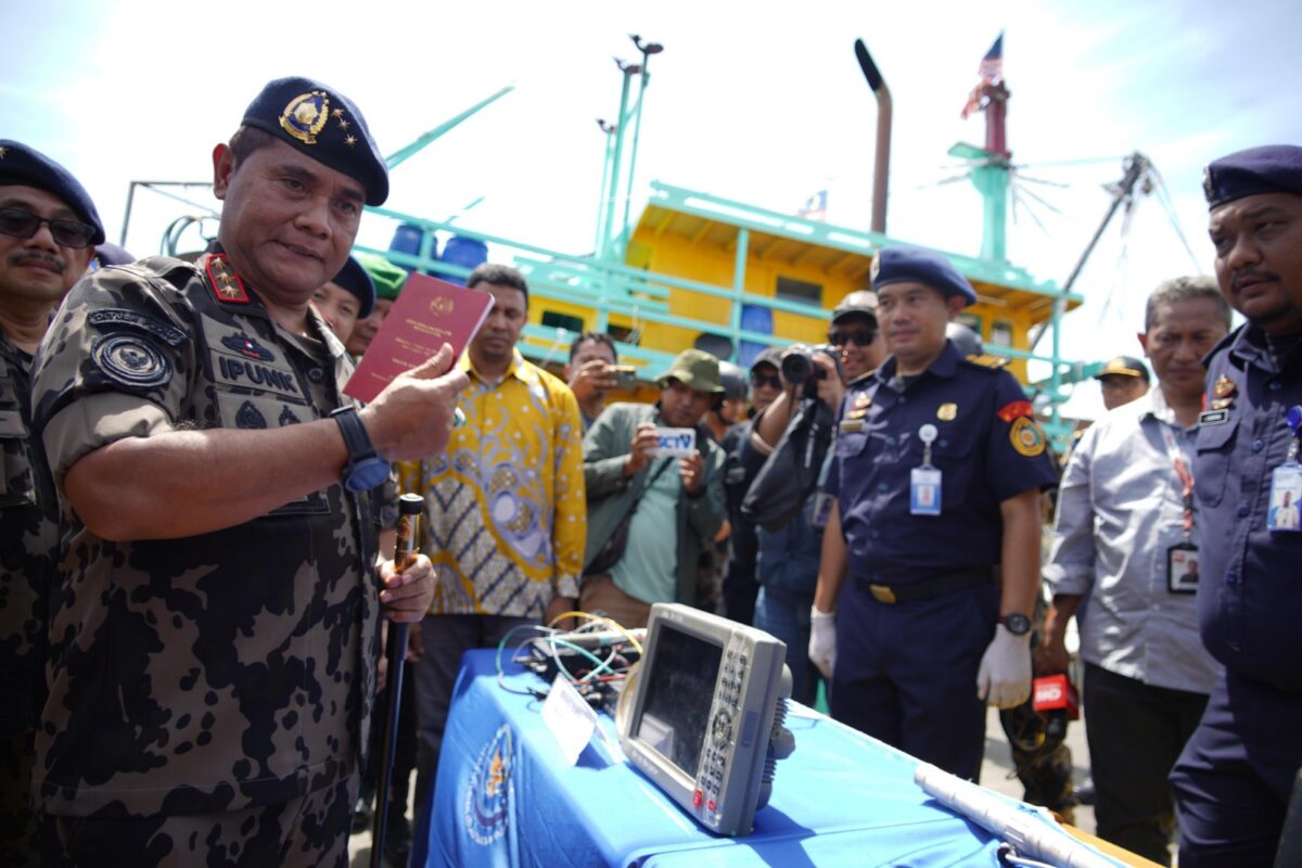 Direktur Jenderal Pengawasan Sumber Daya Kelautan dan Perikanan (PSDKP) Ipunk menunjukkan barang bukti, Kamis (5/12). Foto:Dok/KKP-PSDKP