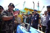 Direktur Jenderal Pengawasan Sumber Daya Kelautan dan Perikanan (PSDKP) Ipunk menunjukkan barang bukti, Kamis (5/12). Foto:Dok/KKP-PSDKP