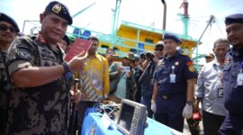 Direktur Jenderal Pengawasan Sumber Daya Kelautan dan Perikanan (PSDKP) Ipunk menunjukkan barang bukti, Kamis (5/12). Foto:Dok/KKP-PSDKP