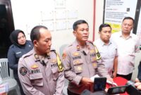 Kapolsek Sekupang Kompol Benhur Gultom didampingi Kasi Humas Polresta Barelang Iptu Budi dan Kanit Reskrim Polsek Batam Kota Ipda Boby saat memberikan keterangan di Rumah Sakit Bhayangkara Polda Kepri, Kamis (5/12/2024). Matapedia6.com/ Luci