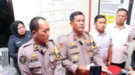 Kapolsek Sekupang Kompol Benhur Gultom didampingi Kasi Humas Polresta Barelang Iptu Budi dan Kanit Reskrim Polsek Batam Kota Ipda Boby saat memberikan keterangan di Rumah Sakit Bhayangkara Polda Kepri, Kamis (5/12/2024). Matapedia6.com/ Luci