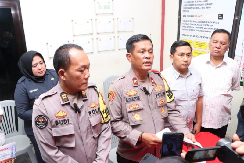 Kapolsek Sekupang Kompol Benhur Gultom didampingi Kasi Humas Polresta Barelang Iptu Budi dan Kanit Reskrim Polsek Batam Kota Ipda Boby saat memberikan keterangan di Rumah Sakit Bhayangkara Polda Kepri, Kamis (5/12/2024). Matapedia6.com/ Luci