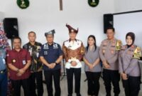 Kepala Rutan Kelas 1 Tanjungpinang Yan Patmos Purba bersama tokoh agama dan juga pihak kepolisian dari Polresta Tanjungpinang foto bersama usai peresmian gereja Cahaya Mulia Kebenaran, Kamis (5/12/2024). Matapedia6.com/ Dok Rutan kelas I Tanjungpinang