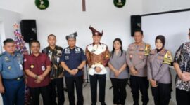 Kepala Rutan Kelas 1 Tanjungpinang Yan Patmos Purba bersama tokoh agama dan juga pihak kepolisian dari Polresta Tanjungpinang foto bersama usai peresmian gereja Cahaya Mulia Kebenaran, Kamis (5/12/2024). Matapedia6.com/ Dok Rutan kelas I Tanjungpinang
