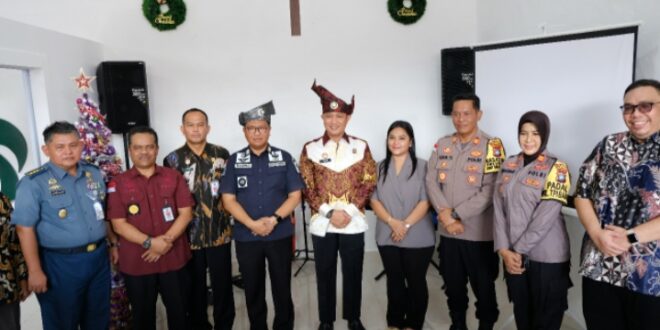 Kepala Rutan Kelas 1 Tanjungpinang Yan Patmos Purba bersama tokoh agama dan juga pihak kepolisian dari Polresta Tanjungpinang foto bersama usai peresmian gereja Cahaya Mulia Kebenaran, Kamis (5/12/2024). Matapedia6.com/ Dok Rutan kelas I Tanjungpinang