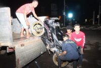Personel Polresta Barelang saat mengangkut motor pengguna knalpot brong yang terjaring razia ke dalam mobil sebelum diangkut ke Polresta Barelang, Minggu (8/12/2024). Matapedia6.com/ Dok Polresta Barelang