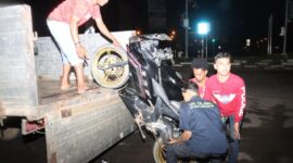 Personel Polresta Barelang saat mengangkut motor pengguna knalpot brong yang terjaring razia ke dalam mobil sebelum diangkut ke Polresta Barelang, Minggu (8/12/2024). Matapedia6.com/ Dok Polresta Barelang