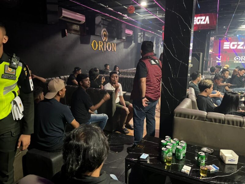 Tim gabungan yang dipimpin Diresnarkoba Polda Kepri AKBP Anggoro Wicaksono melakukan razia di beberapa tempat hiburan malam di Batam, Sabtu (7/12/2024). Matapedia6.com/Dok Humas Polda