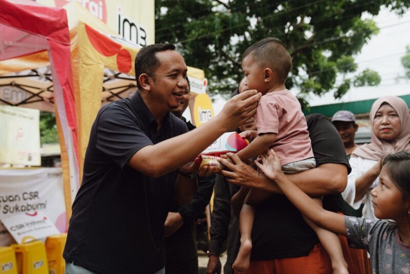 Indosat salurkan bantuan kepada warga terdampak bencana alam di Sukabumi. Foto:Dok/Indosat