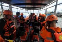 Tim gabungan saat hendak turun ke lokasi melakukan upaya pencarian penumpang speedboat yang mengalami kecelakaan diperairan Moro Karimun, Senin (9/12/2024). Matapedia6.com/ Dok Basarnas