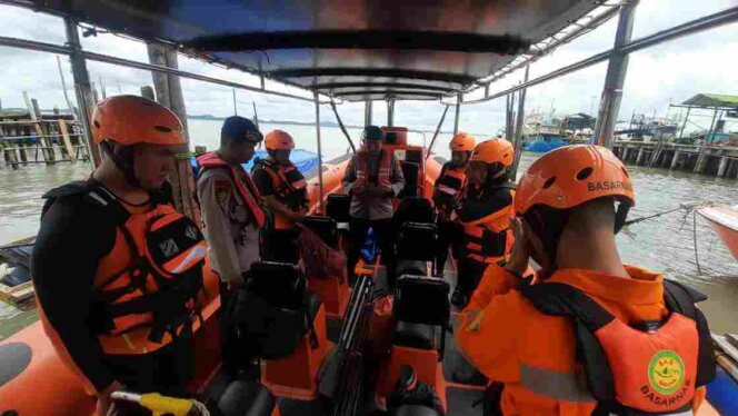 Tim gabungan saat hendak turun ke lokasi melakukan upaya pencarian penumpang speedboat yang mengalami kecelakaan diperairan Moro Karimun, Senin (9/12/2024). Matapedia6.com/ Dok Basarnas