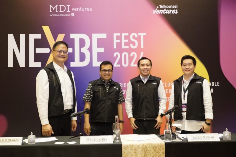 CEO MDI Ventures Donald Wihardja (Paling Kiri), Wakil Menteri Komunikasi dan Digital Nezar Patria (Kedua dari Kiri), Direktur Digital Business Telkom Muhamad Fajrin Rasyid (Kedua dari Kanan), VP of Strategy & Sustainability MDI Ventures Alvin Evander (Paling Kanan). Foto:Telkom