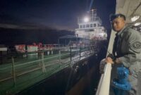 Kapal Negara (KN) Tanjung Datu-301 saat menarik kapal berbendera Mongolia, MT Nautica Mersing, yang mengalami kerusakan mesin dan rantai jangkar putus di Perairan Tanjung Berakit, Kepulauan Riau, Selasa (10/12/2024). Matapedia6.com/ Dok Bakamla RI