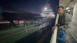 Kapal Negara (KN) Tanjung Datu-301 saat menarik kapal berbendera Mongolia, MT Nautica Mersing, yang mengalami kerusakan mesin dan rantai jangkar putus di Perairan Tanjung Berakit, Kepulauan Riau, Selasa (10/12/2024). Matapedia6.com/ Dok Bakamla RI