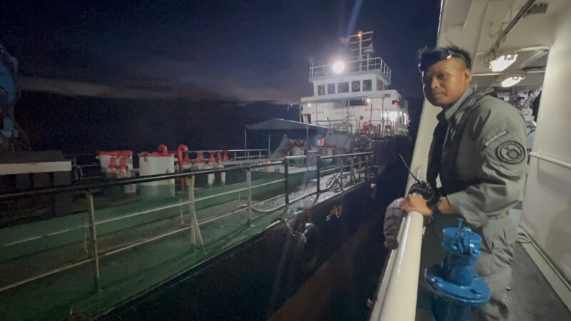 Kapal Negara (KN) Tanjung Datu-301 saat menarik kapal berbendera Mongolia, MT Nautica Mersing, yang mengalami kerusakan mesin dan rantai jangkar putus di Perairan Tanjung Berakit, Kepulauan Riau, Selasa (10/12/2024). Matapedia6.com/ Dok Bakamla RI