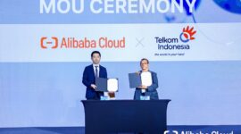 Country Manager Indonesia Alibaba Cloud Intelligence Sean Yuan (Kiri) dan VP Global Strategic Partnership Telkom Candra Kusuma Wardhana (Kanan) saat seremoni nota kesepahaman (MoU) antara Telkom dan Alibaba Cloud yang berlangsung pada Selasa, (3/12). Foto:Telkom