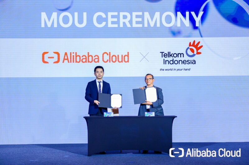 Country Manager Indonesia Alibaba Cloud Intelligence Sean Yuan (Kiri) dan VP Global Strategic Partnership Telkom Candra Kusuma Wardhana (Kanan) saat seremoni nota kesepahaman (MoU) antara Telkom dan Alibaba Cloud yang berlangsung pada Selasa, (3/12). Foto:Telkom