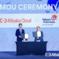 Country Manager Indonesia Alibaba Cloud Intelligence Sean Yuan (Kiri) dan VP Global Strategic Partnership Telkom Candra Kusuma Wardhana (Kanan) saat seremoni nota kesepahaman (MoU) antara Telkom dan Alibaba Cloud yang berlangsung pada Selasa, (3/12). Foto:Telkom