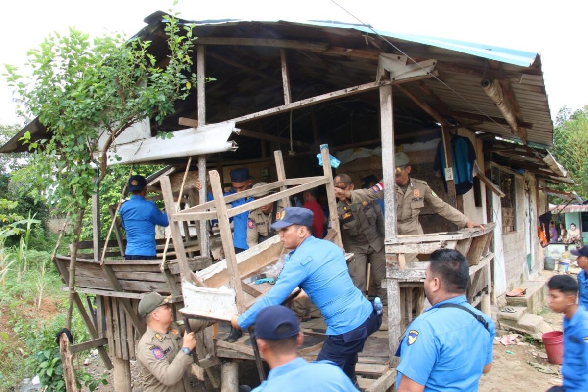 Tim gabungan dari Polisi, Satpol PP, TNI, Polri dan Ditpam robohkan dua rumah di Simpang Dam Muka Kuning, digunakan sebagai tempat penyalahgunaan narkotika, Selasa (10/12/2024). Matapedia6.com/ Dok Polresta Barelang