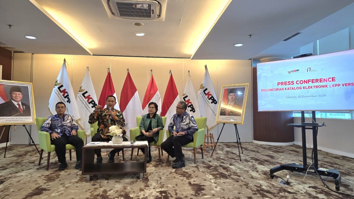 Deputi Bidang Transformasi Pengadaan Digital LKPP Patria Susantosa, Kepala LKPP Hendrar Prihadi, Direktur Enterprise & Business Service Telkom FM Venusiana R, dan Sekretaris Utama LKPP Iwan Herniwan pada acara Press Conference Peluncuran Katalog Elektronik Versi 6.0 di Istana Negara, Jakarta, Selasa (10/12). Foto: Telkom
