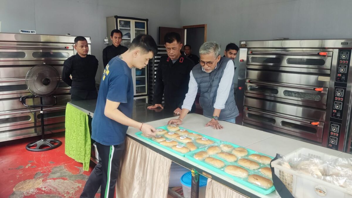 Anggota Komisi XIII DPR RI yang dipimpin oleh Mafirion melihat cara pembuatan roti di Lapas Kelas IIA Batam, saat kunjungan kerja, Kamis (12/12/2024). Matapedia6.com/ Dok Lapas