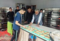 Anggota Komisi XIII DPR RI yang dipimpin oleh Mafirion melihat cara pembuatan roti di Lapas Kelas IIA Batam, saat kunjungan kerja, Kamis (12/12/2024). Matapedia6.com/ Dok Lapas