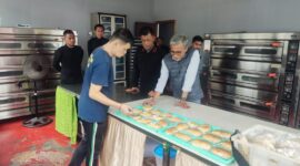 Anggota Komisi XIII DPR RI yang dipimpin oleh Mafirion melihat cara pembuatan roti di Lapas Kelas IIA Batam, saat kunjungan kerja, Kamis (12/12/2024). Matapedia6.com/ Dok Lapas
