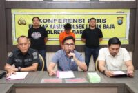 Kanitreskrim Polsek Lubuk Baja Ipda M. Alvin Royantara di dampingi Kasi Humas Polresta Barelang AKP Budi saat ekspos Curanmor di Polsek Lubuk Baja Kota Batam, Jumat (14/12/2024). Matapedia6.com/Dok Humas Polresta Barelang