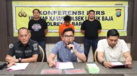 Kanitreskrim Polsek Lubuk Baja Ipda M. Alvin Royantara di dampingi Kasi Humas Polresta Barelang AKP Budi saat ekspos Curanmor di Polsek Lubuk Baja Kota Batam, Jumat (14/12/2024). Matapedia6.com/Dok Humas Polresta Barelang