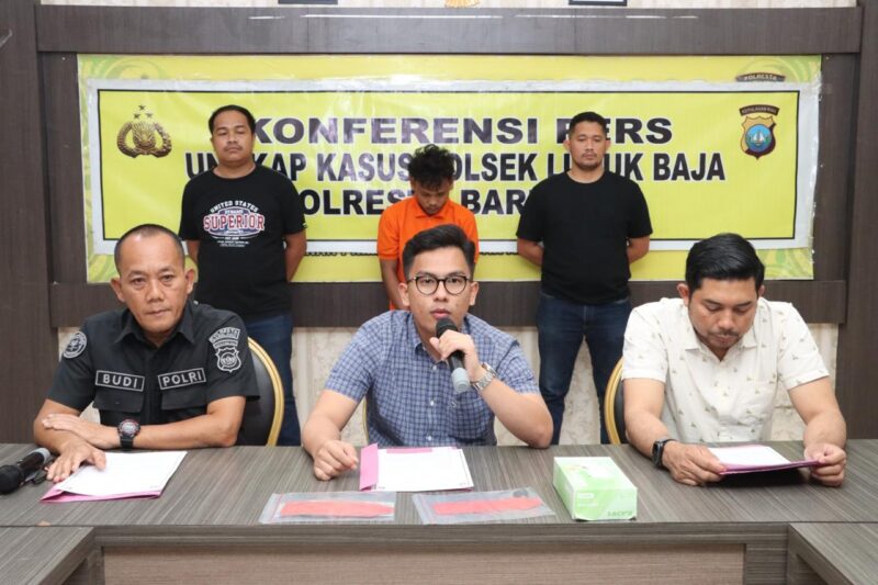 Kanitreskrim Polsek Lubuk Baja Ipda M. Alvin Royantara di dampingi Kasi Humas Polresta Barelang AKP Budi saat ekspos Curanmor di Polsek Lubuk Baja Kota Batam, Jumat (14/12/2024). Matapedia6.com/Dok Humas Polresta Barelang