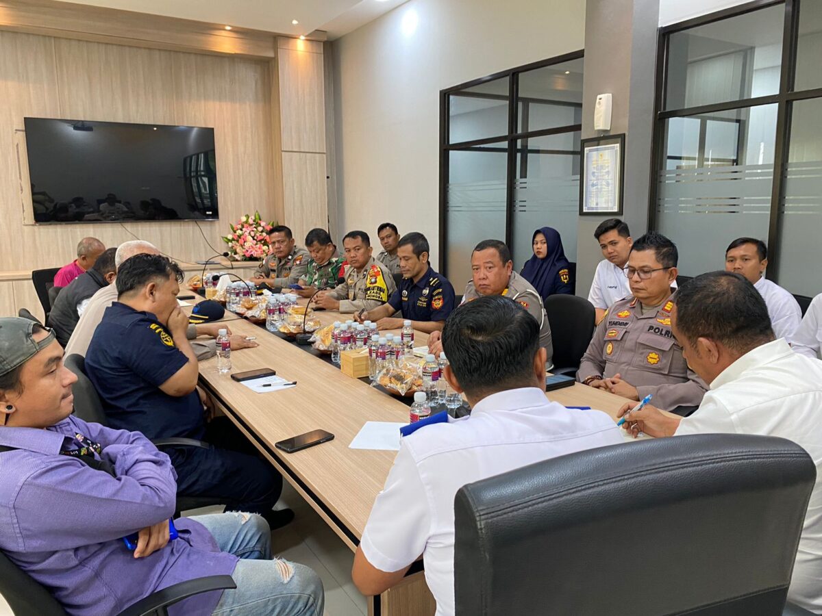 Pastikan Arus mudik Natal dan tahun baru berjalan lancar. Polresta Barelang gelar rapat Koordinasi bersama stake Holder yang lain di Kantor ASDP Punggur, Jumat (14/12/2024). Matapedia6.com/ Dok Humas Polresta