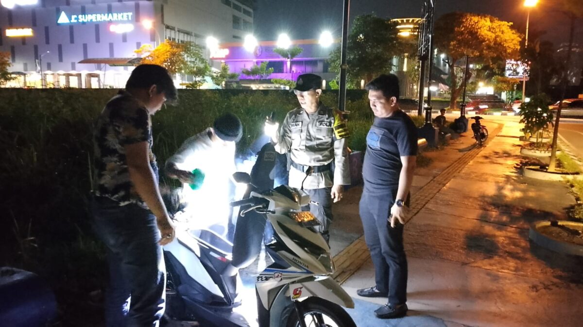 Anggota Polsek Batam kota saat melakukan pemeriksaan kendaraan dalam razia skala besar yang dilakukan di Batam, Minggu (15/12/2024) Matapedia6.com/ Istimewa