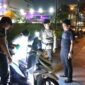 Anggota Polsek Batam kota saat melakukan pemeriksaan kendaraan dalam razia skala besar yang dilakukan di Batam, Minggu (15/12/2024) Matapedia6.com/ Istimewa